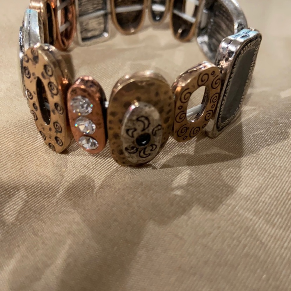 Stretch bracelet with silver snd copper colors